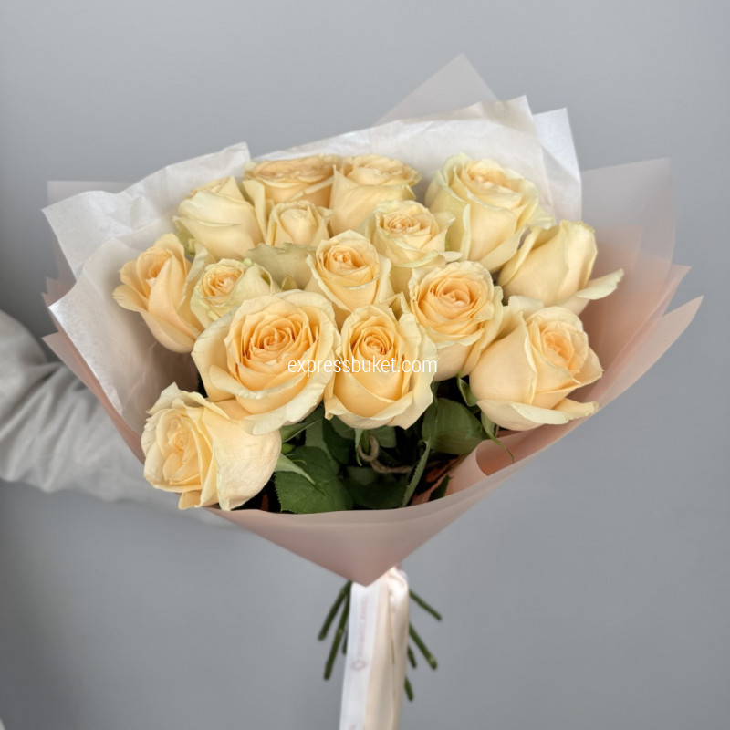 15 персиковых роз