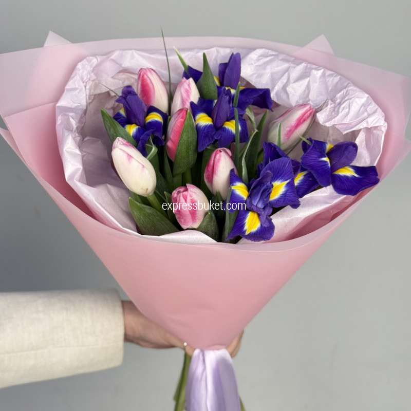 Букет с ирисами и тюльпанами "Весна"